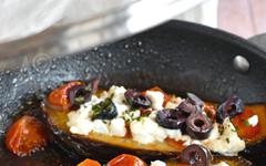Aubergines aux tomates cerise, feta & olives – Cuisson à la poêle –