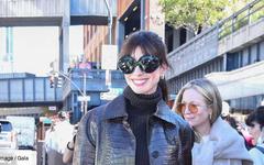 PHOTOS – Anne Hathaway et Emily Ratajkowski : elles adorent le combo haute queue-de-cheval et frange effilée à New York