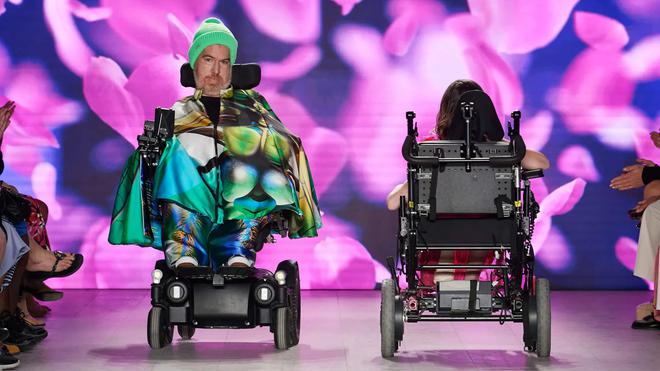 Des mannequins en situation de handicap défilent à la Fashion Week de New-York