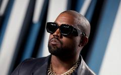 Kanye West défile dans la boue pour Balenciaga, Kim Kardashian au premier rang