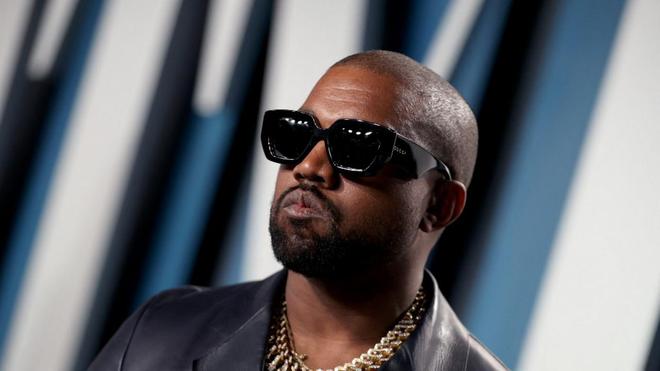 Kanye West défile dans la boue pour Balenciaga, Kim Kardashian au premier rang