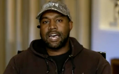 VIDÉO – Kanye West coupe la parole d'un journaliste... en chantant