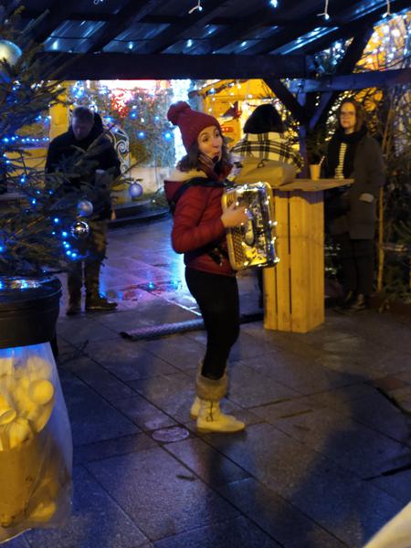 L’accordéoniste Christelle Harau joue au marché de Noël