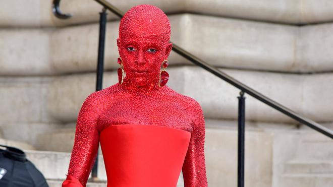 La rappeuse Doja Cat fait sensation à la Fashion Week avec sa robe ornée de 30 000 cristaux