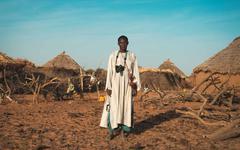 Photografrika : Adrien Tache témoigne de la précarité des photographes de studio africains
