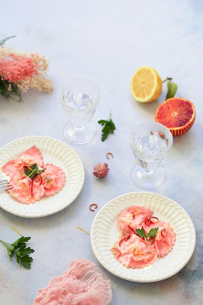 Raviolis roses au saumon (recette et vidéo)