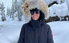 Laeticia Hallyday : sa tenue au ski provoque un véritable scandale…