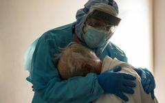 Coronavirus: la photo d'un médecin enlaçant un malade âgé devient virale