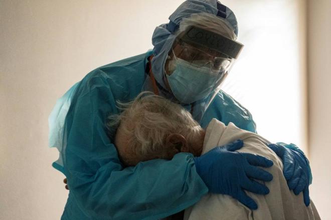Coronavirus: la photo d'un médecin enlaçant un malade âgé devient virale
