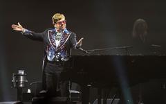 Elton John hospitalisé à Monaco après une chute