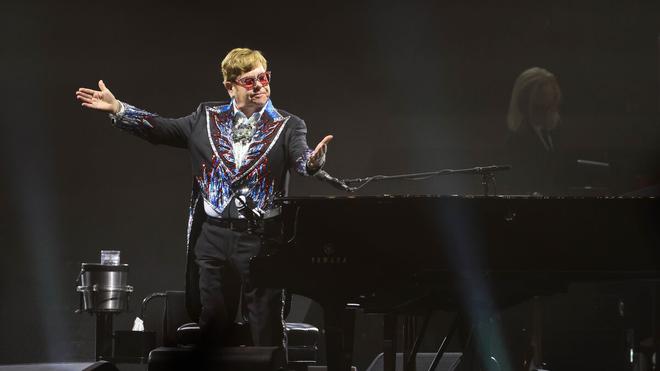 Elton John hospitalisé à Monaco après une chute