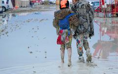 Le public du festival américain Burning Man piégé par la pluie en plein désert