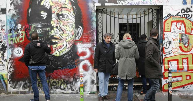 «Ça prend aux tripes»: premiers visiteurs chez Serge Gainsbourg