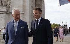 Visite de Charles III en France : Emmanuel Macron touche le bras du roi, le président a-t-il fait une bourde ?