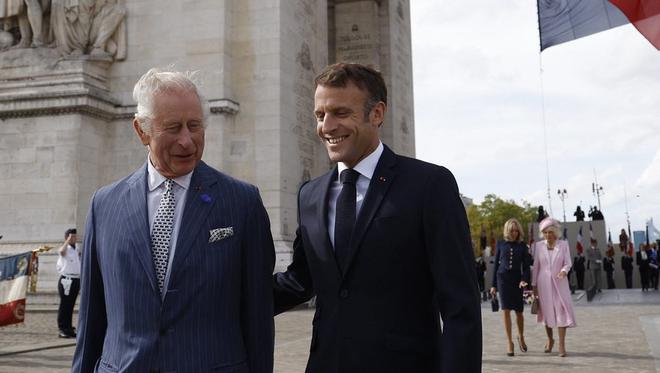 Visite de Charles III en France : Emmanuel Macron touche le bras du roi, le président a-t-il fait une bourde ?