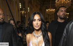PHOTO – Kim Kardashian sculpturale à la Fashion Week : elle fait sensation en robe satinée au défilé de son amie Victoria Beckham
