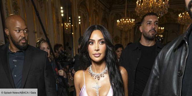 PHOTO – Kim Kardashian sculpturale à la Fashion Week : elle fait sensation en robe satinée au défilé de son amie Victoria Beckham