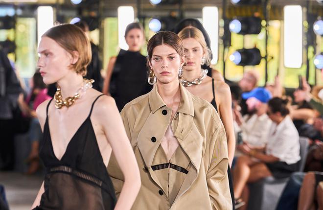 Ce mannequin iconique des années 2000 a fait son retour lors de la Fashion Week de Paris