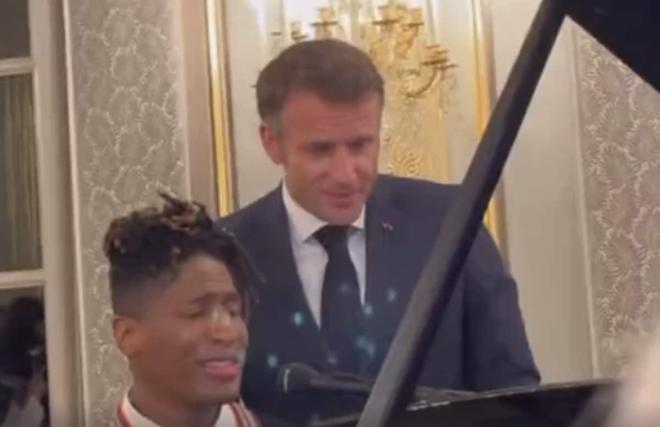 Emmanuel Macron fait le buzz en reprenant une chanson de Charles Aznavour (vidéo)