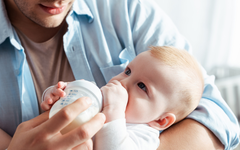 Biberon anti colique : La solution miracle pour apaiser les maux de ventre de bébé