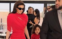 VIDÉO GALA – Kylie Jenner et sa fille Stormi assorties au défilé Jacquemus : un duo trop craquant !