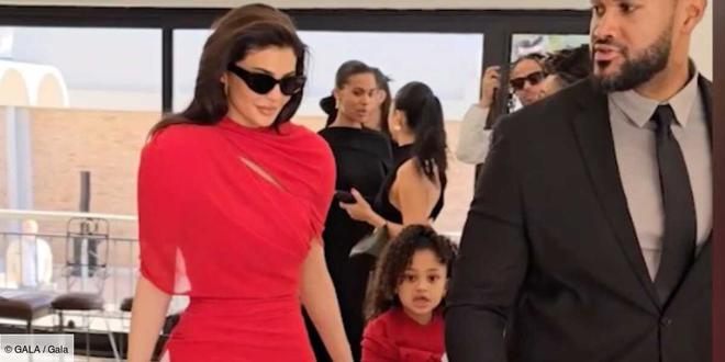 VIDÉO GALA – Kylie Jenner et sa fille Stormi assorties au défilé Jacquemus : un duo trop craquant !
