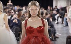 Quand Simone Rocha sublime les épines des roses chez Jean Paul Gaultier haute couture