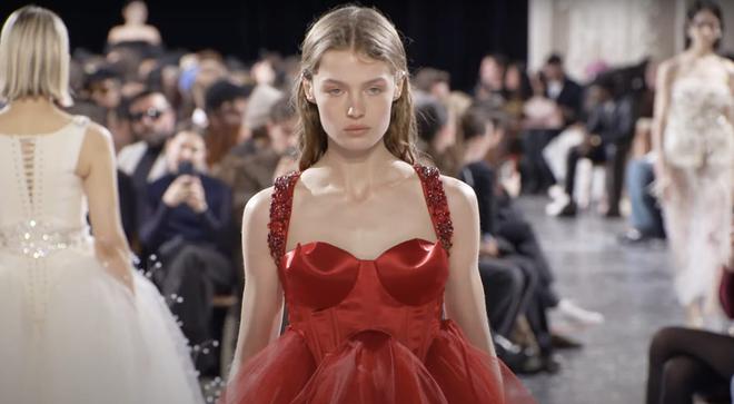 Quand Simone Rocha sublime les épines des roses chez Jean Paul Gaultier haute couture