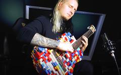 La fabrication d’une guitare acoustique en Lego [vidéo]
