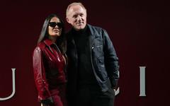 Salma Hayek fait sensation au défilé Gucci aux côtés de son époux François-Henri Pinault