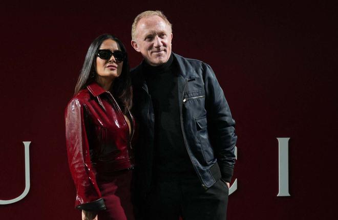 Salma Hayek fait sensation au défilé Gucci aux côtés de son époux François-Henri Pinault