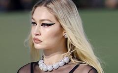 Fashion Week de Milan : Versace remet au goût du jour le trait d’eye-liner XXL