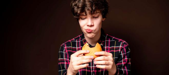 La junk food détraque le cerveau de nos ados, et voici comment