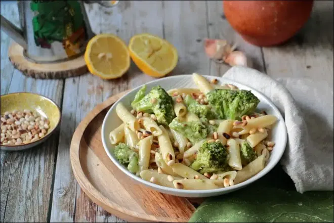 Penne au brocoli pignons de pin et crème de parmesan