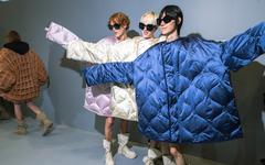 Pour JW Anderson, nos couettes deviennent des manteaux XXL à la Fashion Week de Milan