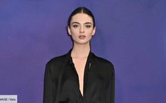 VIDÉO GALA – Deva Cassel : frange et nattes XXL, elle change de look pour le défilé Dior Haute Couture