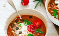 Soupe froide de tomates, oignons rôtis et burrata