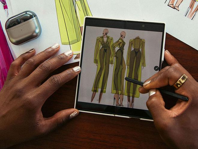 Samsung Announced Collaboration With Fashion Designer QLan Smith Ahead of NYFW