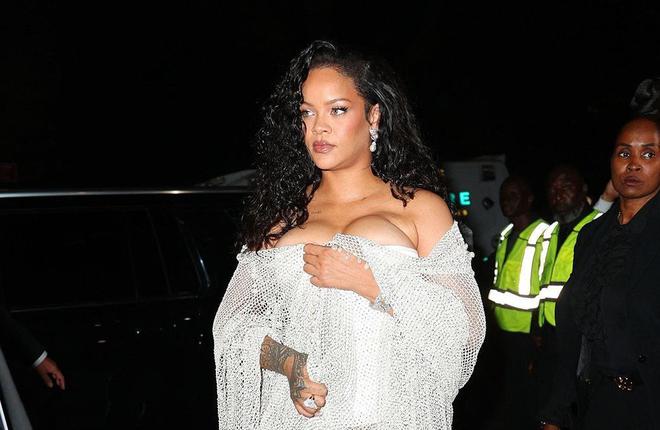 Fashion Week de New York : Rihanna en robe transparente au défilé Alaïa