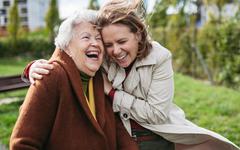 « Vivre dans l’ici et le maintenant » : comment construire une autre relation avec un proche atteint d’Alzheimer