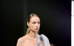 "C’est passé comme dans un rêve" : la Tarbaise, Julie Gras, raconte ses défilés parisiens lors de la Fashion Week