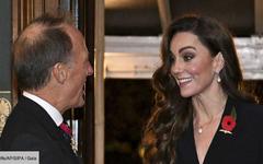 PHOTOS – Première soirée officielle depuis des mois :  Kate Middleton opte pour un sublime side-hair qui met en valeur ses longs cheveux bouclés