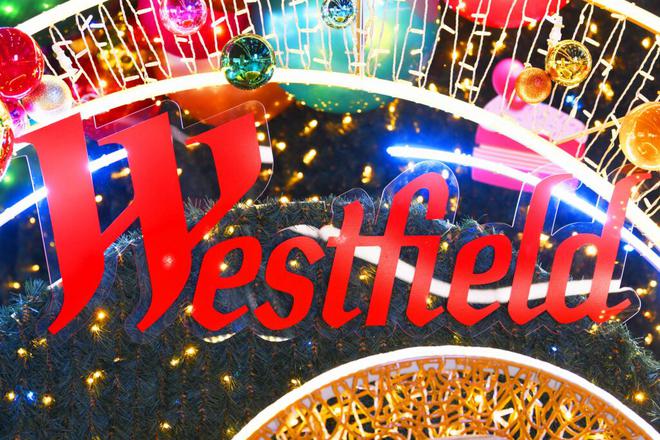 La chanteuse Maëlle au Westfield Les 4 Temps pour lancer les festivités de Noël