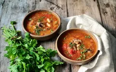 Soupe épicée à la saucisse et aux haricots blancs