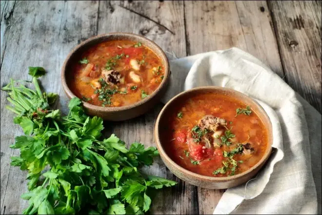 Soupe épicée à la saucisse et aux haricots blancs