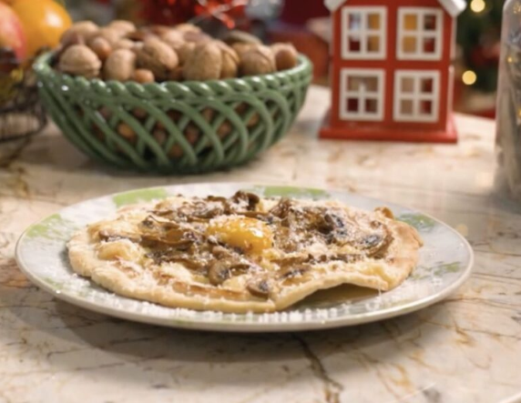 PIZZETTE FROMAGE À RACLETTE, CHAMPIGNONS ET ŒUF MINUTE de Cyril Lignac dans Tous en Cuisine