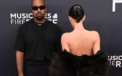 Kanye West et Bianca Censori expulsés des Grammy’s  : la jeune femme est venue nue…