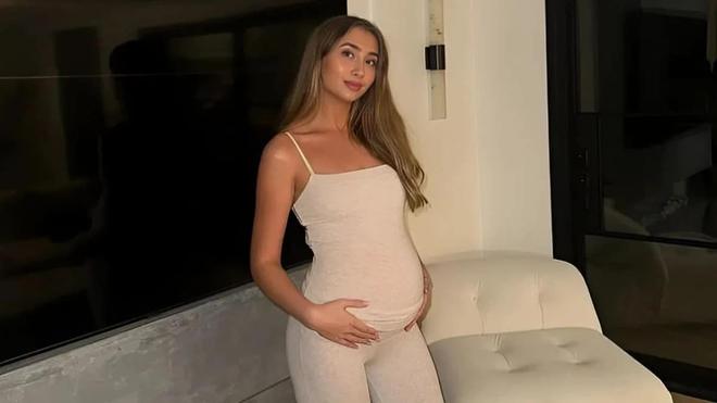 L’actrice de films adultes Lily Phillips serait-elle vraiment enceinte ? Son amie Bonnie Blue aurait évoqué des « envies » similaires