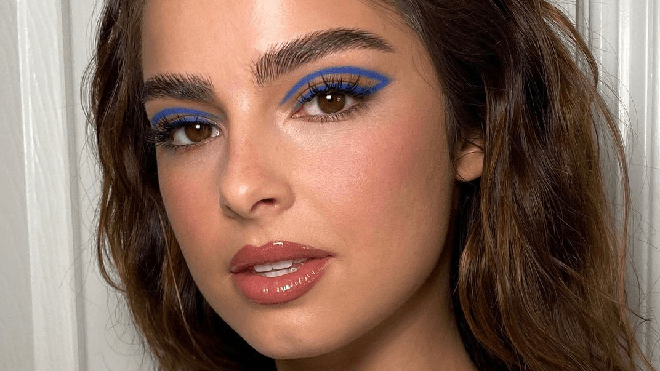 Addison Rae ne jure que par le maquillage bleu pour les yeux