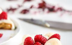 Tarte vanille, rose, litchis et framboises et 16 ans de blog !